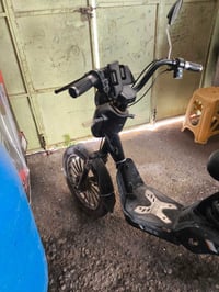 حي عدن خلف الكهرباء • باتري وشاحن • شغال