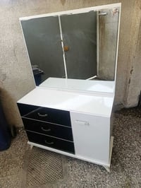 ميز تواليت تركي نضيف مكاني بغداد المشتل قرب اسواق فدوه ب75وبي مجال خاص...