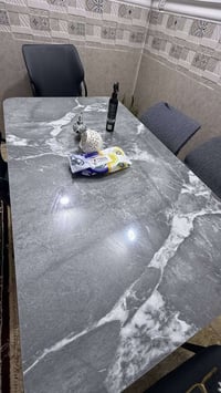 ميز طعام • مستعمل قليل • ضرر بسيط