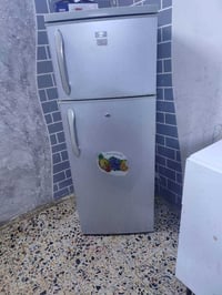 ثلاجة • نضيفه • حجم وسط