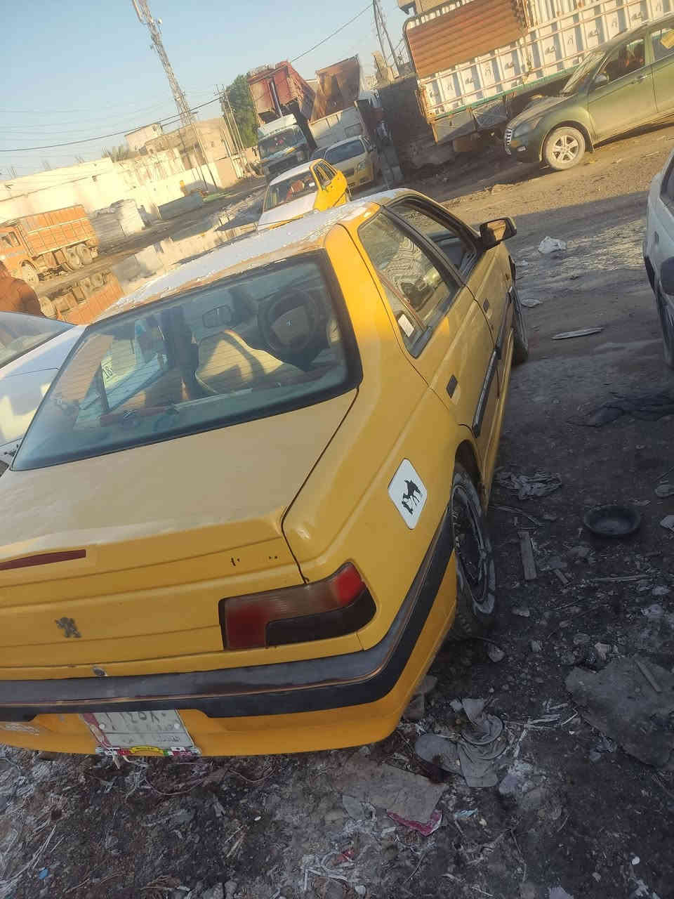 سلام عليكم. بيجو لميس 405مديل 2015السياره حلو مال واحد يريد يعيش بيه  السعر 27او بيه مجال حك الجيه مكانه بل حله رقمه قادسيه  تحويل ثاني يوم مصفره  من كلشي. هذه رقم ***********
