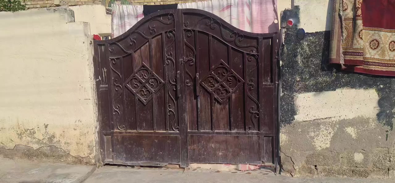 ببت ٣٠٠ متر عكادة سطح مصبوب كامل خط اول خلف محطة عكيل قريب الشارع العام
استقبال + صالة + ٣ غرف نوم  +مطبخ
صحيات خارجية وداخلية + كراج سيارة حديقة مي خير من الله سيح تبليط بالباب كهرباء نت سحب ترك داير البيت 
السعر ٤٥ مليون وبية مجال 
اتصال ع رقم ***********
