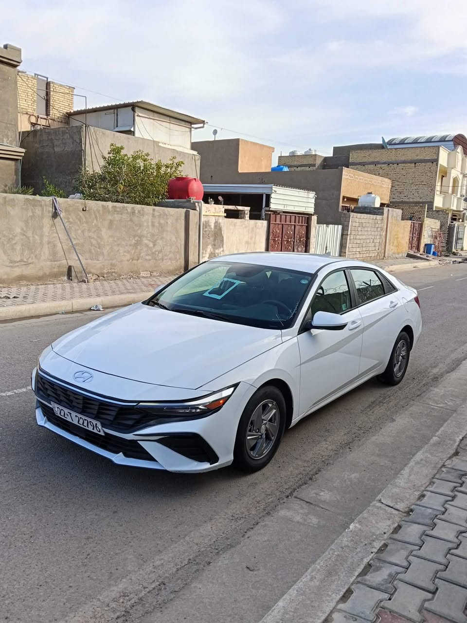 السلام عليكم
هونداي النترا للبيع موديل 25 رقم اربيل الجديد 
دخول جديد البارحه اترقمت ودخلت بغداد حادث السياره دعاميات فقط السياره شبه كلين بدون صبغ بدون ارباك بدون دواخل 
المواصفات 
شاشه الكتروني 
لد نهاري + لايت زنون 
فول تحكم استيرن
ثلاث انظمه قياده
رادار امامي 
ويل كب توقف ذاتي عنده الاقتراب 
محرك 2000 دوش بانزين فقط
وباقي المواصفات المعروفه 
مكان السياره بغداد 
الهاتف  ***********/***********
