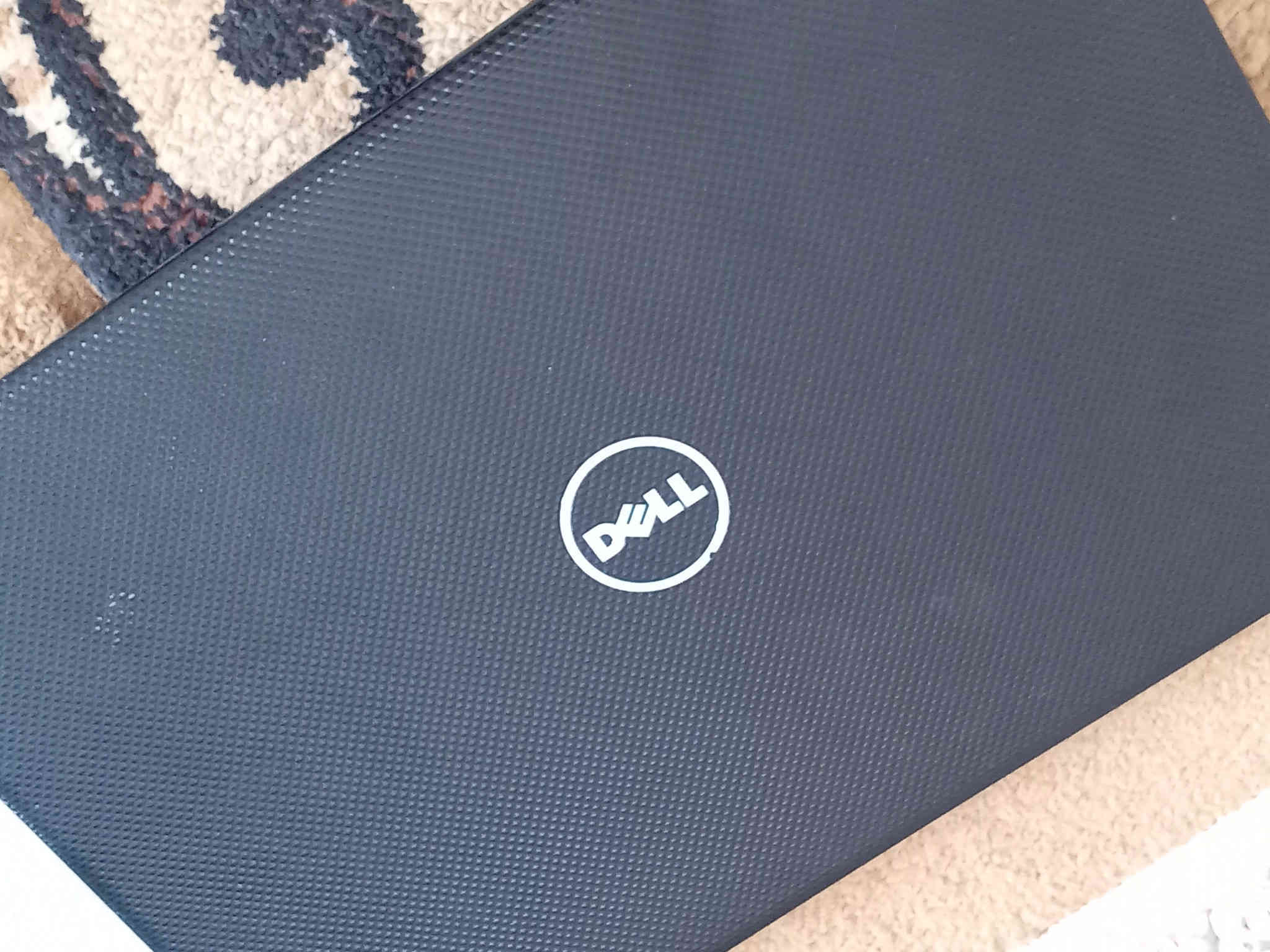 سلام عليكم لابتوب من شركه DELL للبيع سعر 120 الف وبي مجال بس بطاريته يعوزها تبديل يشتغل على الكهرباء
لابتوب من شركة DELL اصلي 
المواصفات:
• شاشة 15.6 إنج Full HD
• ذاكرة SSD256GB قابلة للزيادة
• الرام  4GB+4GB
• نظافة 98%
• تصميم سوبر سلم نحيف ووزن خفيف

• حقيبة هديه
• شاحن  أصلي يدعم الشحن السريع
.  ماوس هديه 
عنواني قضاء مخمور _الموصل 
رقم  ***********

