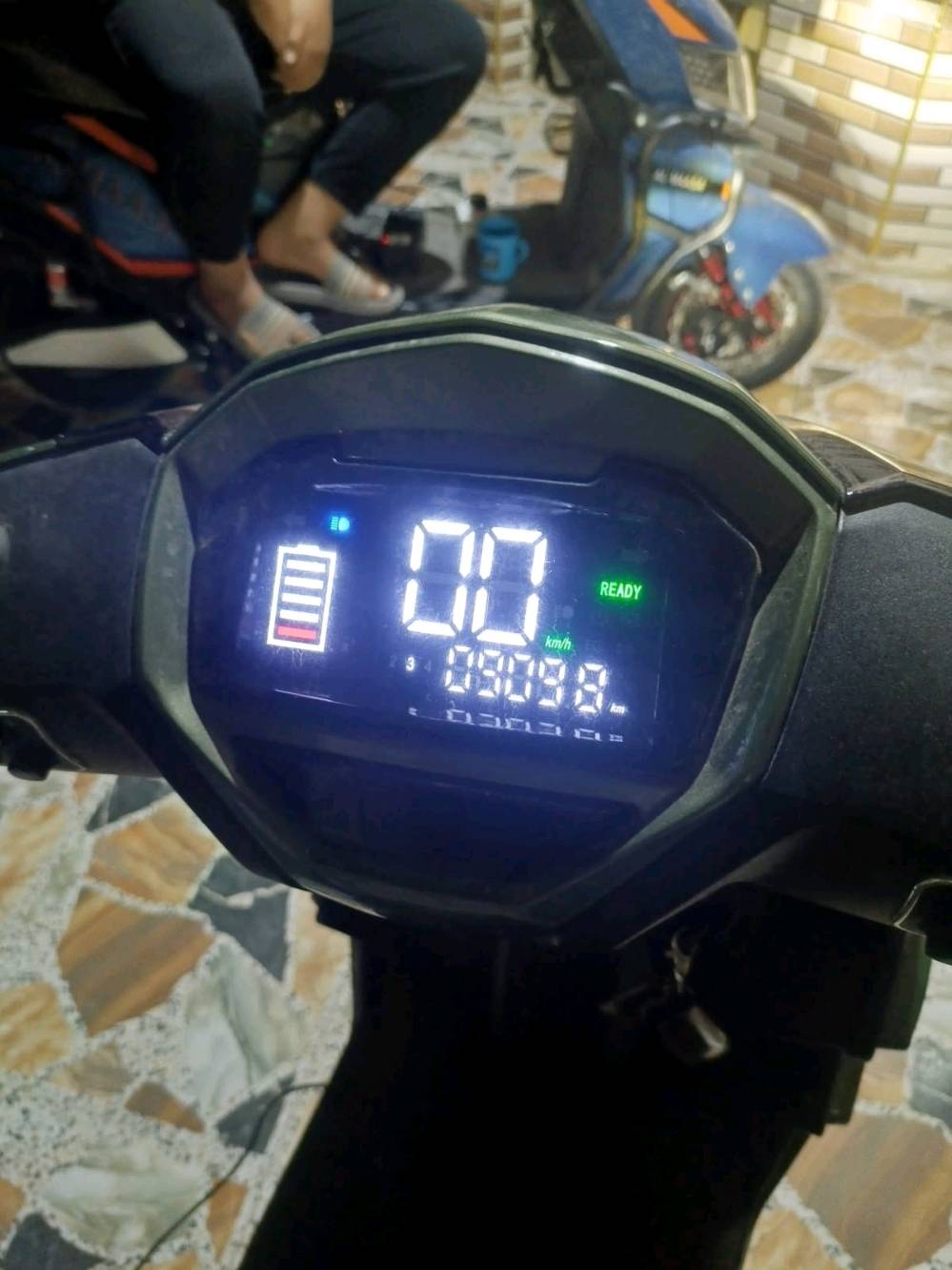 دراجه شحن للبيع السعر 600 وبي مجال 6 بطاريات جديده ***********