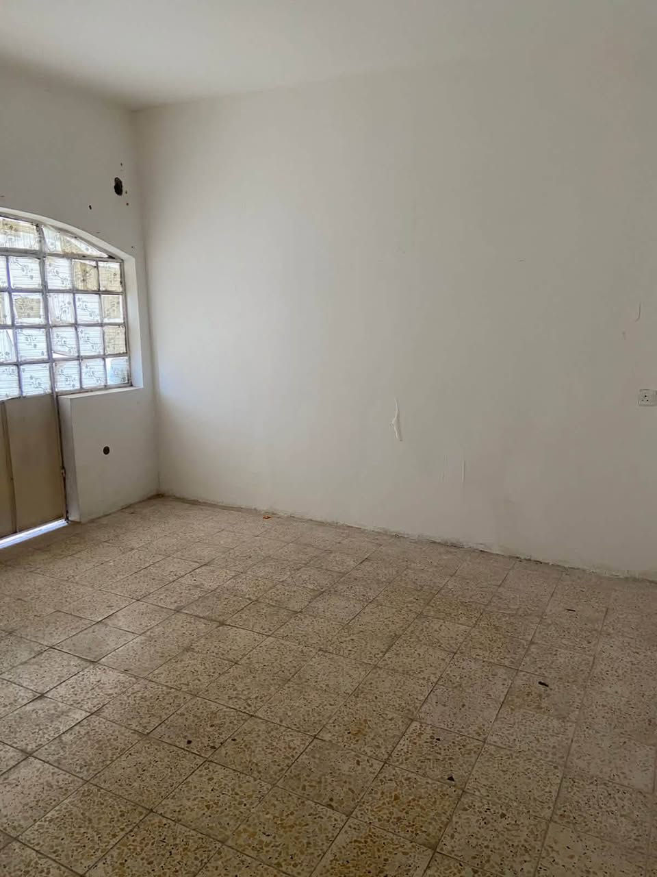 شقة قي الخضراء خلف لاماسو جم 
غرفة كبيرة وصالة  6*4 مطبخ كبير + صحيات
درج معزول من بيت
سعر الايجار 550
شامل الكهرباء والانترنت
لتواصل ***********
