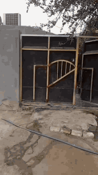 السلام عليكم بيت بالشهداء  ال 12 بيت مساحة 125 بناء طابوك وبلوك مجاري بالباب سعر البيت ب 55وبي مجال قليل الشراي يتصل على هل رقم ***********
