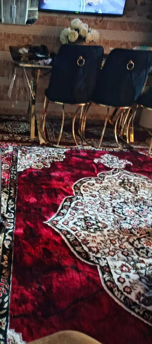 ميز طعام للبيع نظيف مابي اي عيب 

 شراي خابر رقم***********عنوان كركوك
