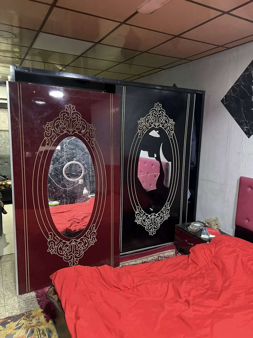 مره خصت الادمن 

غرفه 5 قطع بس جامه الكنتور مكسوره 150 وبيها مجال 
مكاني بغداد الجديده 
***********
