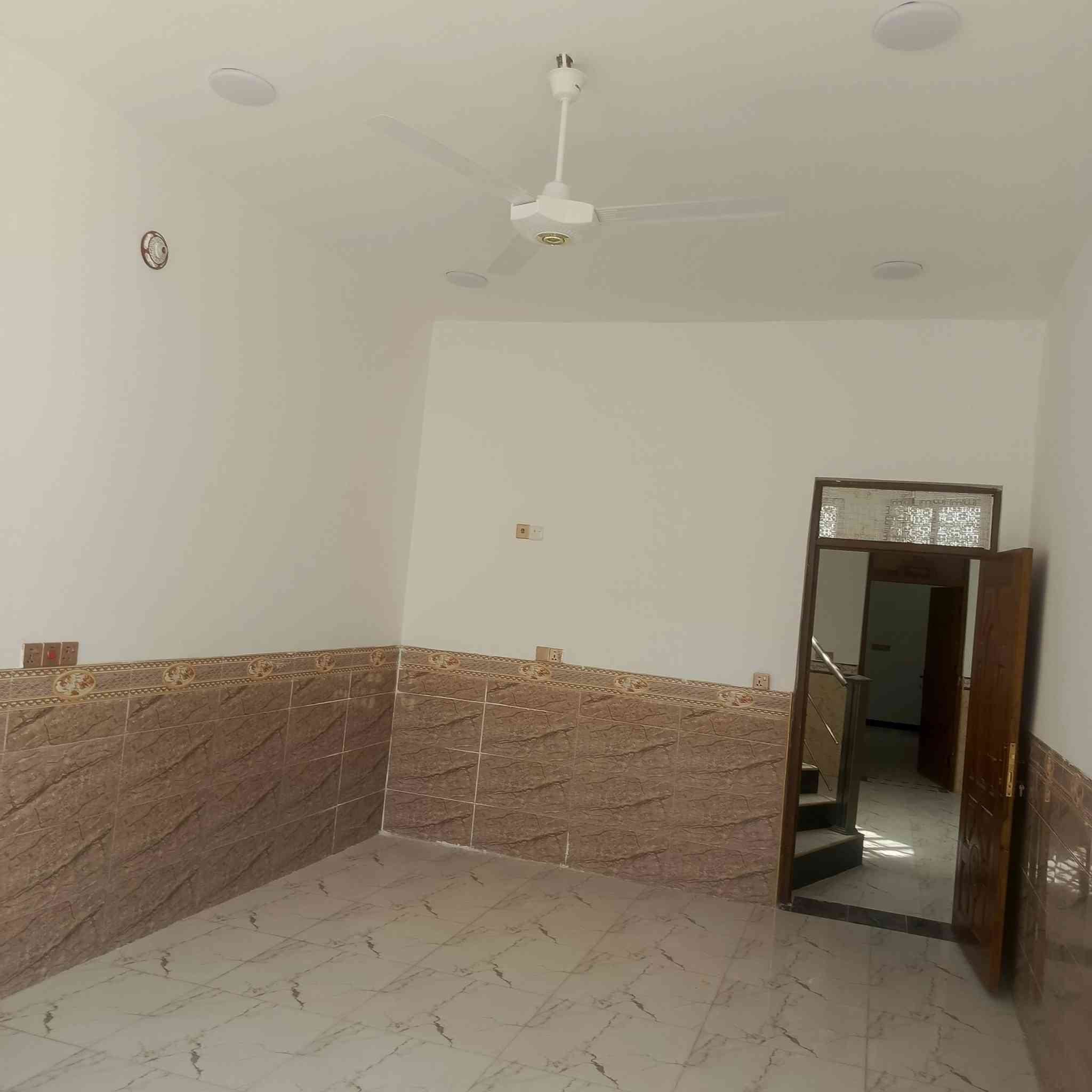مشتمل طابق واحد بناء طابوق بناء جديد سنه 2025  مساحه 150 واجه 7 شارع 15 نافذ على 20 مفوووول من كلشي مناقصه برغي حتى البنكات مشدوده بعده مامسكون ولا ساعه  يتكون من استقبال ومطبخ وصاله وغرفه نوم ومجمع صيحات كامل ومناور درج دائري  ملك صرف تحويل ثاني يوم السعر 80 وبيها مجال عنوان الصقلاوية الشهداء الثانيه شارع 20 هاتف ***********

