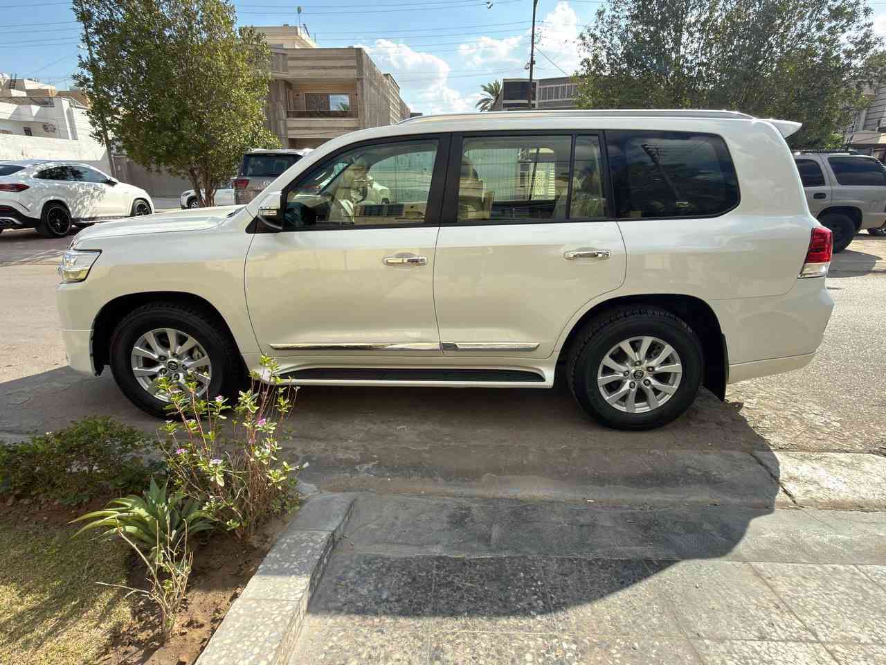 لاندكروز GXR 2016 
مكفوله كفاله عامه من الصبغ 
فقط بارد بالباب الباقي مكفول
محرك سته سلندر ماشية 92 كم  فتحة سقف شاشة جبيرة كشنات كهرباء 4 قطع تبريد فور ويل داخل جلد فول تحكمات ستيرن بصمة ابواب وتشغيل وبصمة احتياط دسكات جديدة صيانة كله بالشركة  ٨ ايرباك ام طفايه  كراسي جلد وكهرباء 
مراية عاكسه للضوء  اشاير سحب لكزز وتشغيل وغلق الزجاج عن بعد تخم تاير جديد صدر جديد لايت زنون بلادي السيارة جديدة وجاهزة للاخير 
فول مواصفات ساز رايدها ب٤٥٥ وبيها مجال 

بغداد حي جامعه للاتصال ***********
