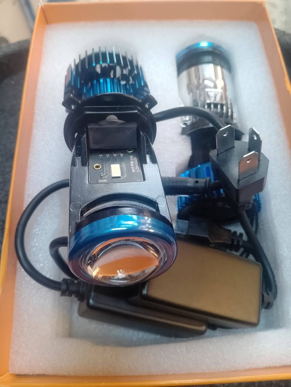 سلام عليكم
عدسات البيع  اذا مو نفس المقطع مرجوعات 
نضام عالي و ناصي 
سعر 50 توصيل كربلاء مجاني 
***********
