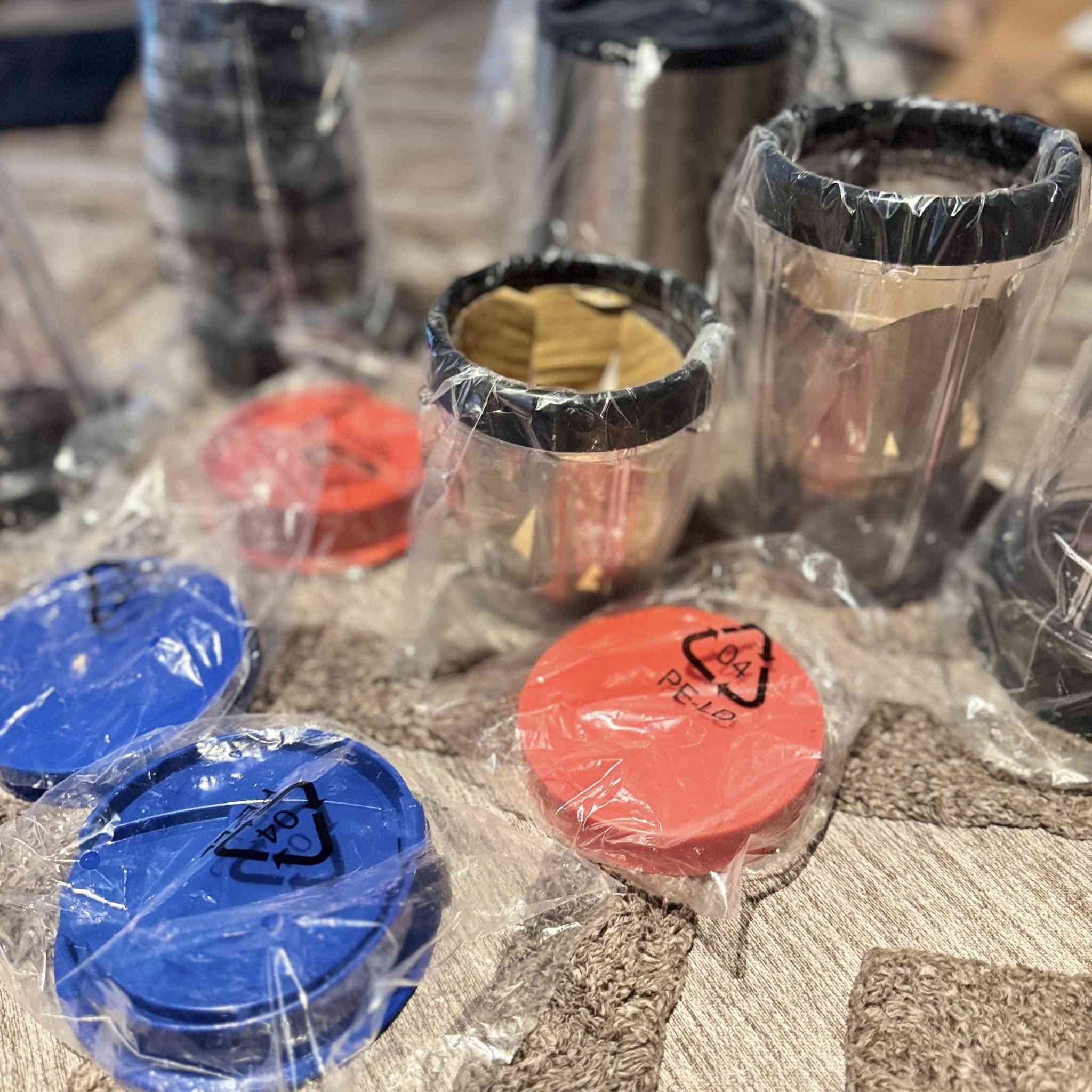 سلام عليكم 
متوفر خلاط Russell Hobbs اصلي 
🥤 استمتع بحياة صحية مع خلاط Russell Hobbs Nutri Boost المتعدد الاستخدامات! 🥗
هل تبحث عن القوة والسرعة في مطبخك؟ خلاط Russell Hobbs Nutri Boost هو الحل المثالي لتحضير العصائر، الطحن، وخلط المكونات في ثوانٍ معدودة.
✨ أبرز مميزات المنتج:
• ✅ طقم متكامل يأتي مع مجموعة متنوعة من الأكواب والأغطية لتناسب كل احتياجاتك.
• ✅ متعدد الوظائف: (Blend) للخلط، (Grind) للطحن، و (Liquefy) للإسالة. مثالي للعصائر، طحن الحبوب، أو حتى تحضير صلصات الغموس.
• ✅ شفرات قوية: قادرة على تكسير الثلج والفواكه المجمدة والمكسرات بسهولة.
• ✅ تصميم عصري وأنيق: يضيف لمسة جمالية لمطبخك بلمسات الاستيل الفاخرة.
• ✅ سهولة الاستخدام والتنظيف: أكواب قابلة للغسل في غسالة الأطباق.
📦 ماذا يوجد داخل الصندوق؟
• قاعدة الخلاط بقوة جبارة.
• أكواب بأحجام مختلفة (كبيرة وصغيرة).
• أغطية للشرب المباشر وأغطية للحفظ.
• شفرات مخصصة للخلط وأخرى للطحن.
للحجز وتساب ***********
