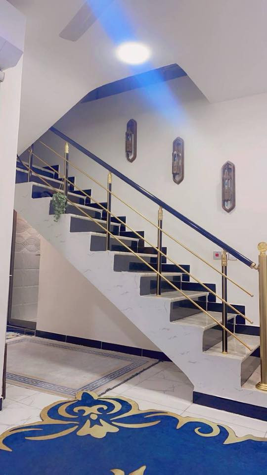 السلام عليكم بيت مساحة 120مجمع الرواد السكني حي الجامعة غرفتين  طابق ونصف الطابق  الأرضي استقبال ومطبخ وغرفة ونوم وصالة درج ومناور عدد اثنين توجد حديقة صغيرة وكراج  مطلوب مبادرة 110للمصرف القسط الشهري 548000الف يتحول للمشتري 
السعر 60مليون  صافي واجور تحويل المصرف على المشتري
للاستفسار ***********
