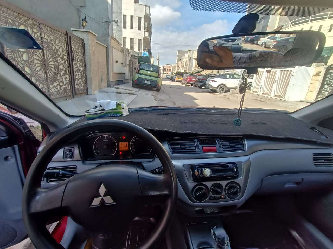 السلام عليكم 
لانسر موديل 2011
المحرك 1600
رقم انكليزي 
سياره نضيفه مال جناي 
تواصل مع رقم ***********
