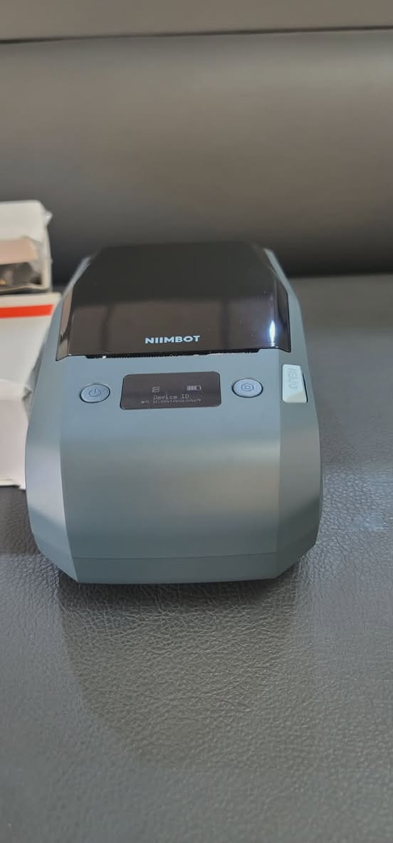 طابعه للبيع يظهر في الصورة جهاز NIIMBOT M2، وهو طابعة ملصقات ذكية ومحمولة تعتمد تقنية النقل الحراري (Thermal Transfer)، مما يجعلها مثالية لطباعة ملصقات متينة وعالية الجودة.أبرز مواصفات ومميزات الجهاز:تقنية الطباعة: يستخدم تقنية النقل الحراري عبر أشرطة الكربون، مما ينتج ملصقات مقاومة للماء، التمزق، والظروف الجوية القاسية، وتدوم لفترات طويلة (تصل إلى 8-10 سنوات).دقة عالية: يوفر دقة طباعة تصل إلى 300 DPI، مما يضمن نصوصاً ورسومات واضحة وحادة.الاتصال: يدعم الاتصال اللاسلكي عبر البلوتوث بالهواتف الذكية (iOS و Android)، وكذلك عبر كابل USB لجهاز الكمبيوتر.الطباعة الملونة: يدعم الطباعة بألوان مختلفة عبر تغيير أشرطة التحبير (الريبون)، مع توفر 7 ألوان اختيارية.مرونة المقاسات: يدعم عرض ورق يتراوح بين 20 إلى 50 ملم، مما يجعله مناسباً لمختلف أنواع الملصقات (أسعار، باركود، ملصقات تنظيم، أسلاك كابلات).البطارية: مزود ببطارية مدمجة بسعة 2000 مللي أمبير، تشحن عبر منفذ Type-C وتوفر ساعات طويلة من


**إذا كنت صاحب هذا الإعلان وتريد حذفه لأي سبب، رجاءا أرسل رسالة إلى الدعم الفني**