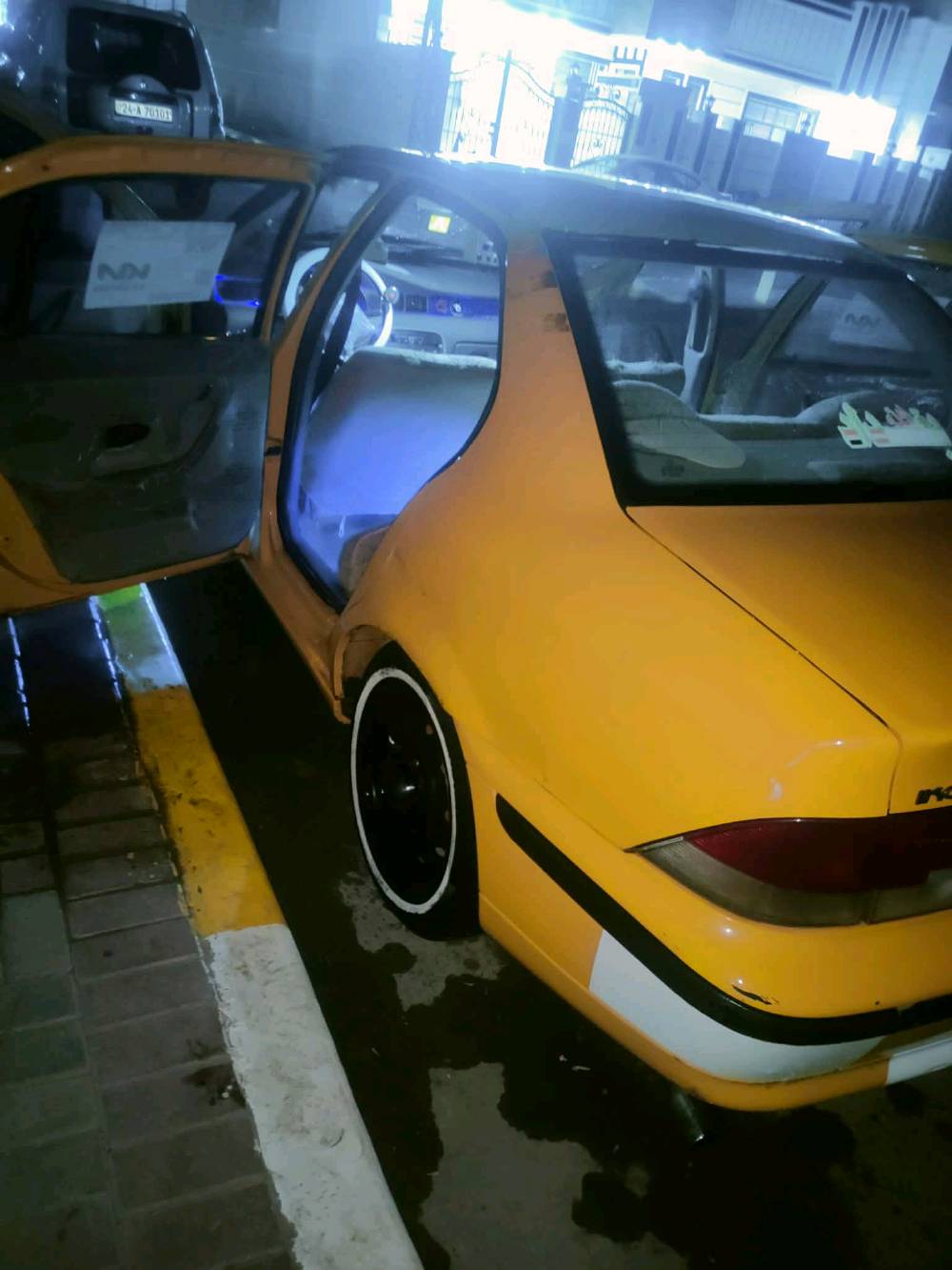 سياره نضيفه ومكينه جديده السياره خير من الله بس بنيد تعبان وباب الصدر بي شويه خياس