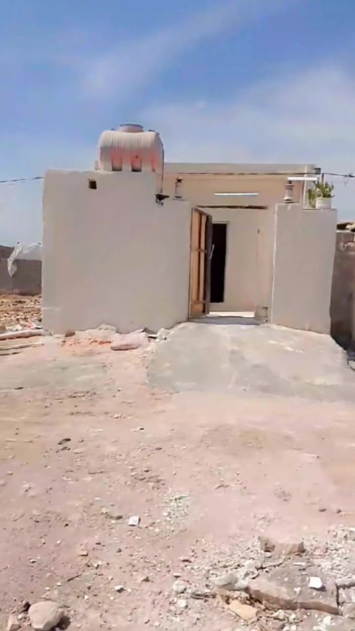 السلام عليكم بيت مساحه 100متر 5×20البيت بشارع سيد عوده  والاستقبال بياض بعده مكامله وره العيد تكمل نشالله ولصاله وللممر بعد الجدران ممبيضه سكف كامل بياض. البيت هواا ولاثاث السعر 24/.            ***********
