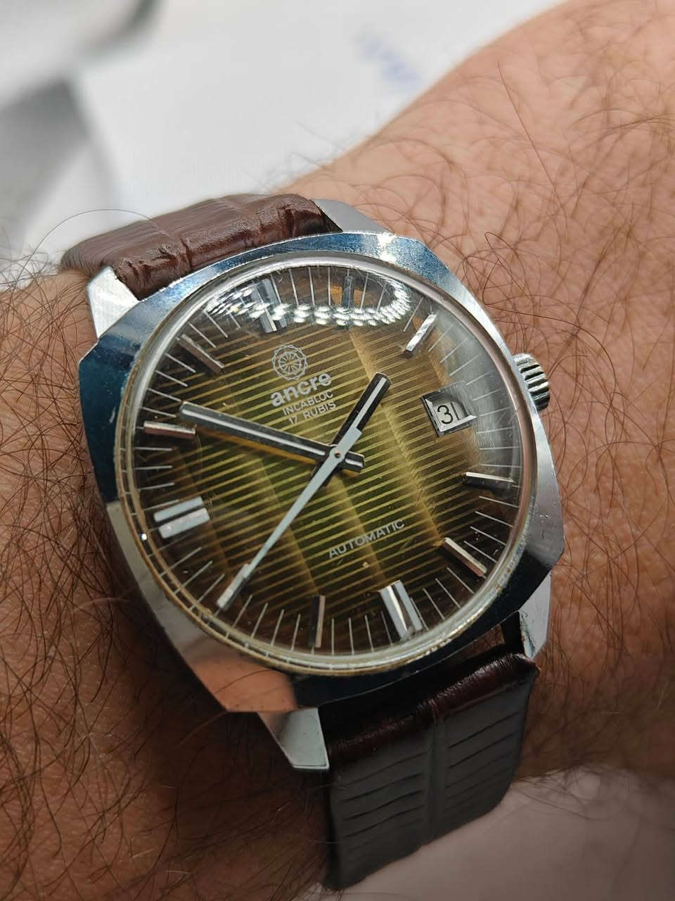 سلام علیکم 
ساعە المانی مارکە انکر اوتوماتیك مینا تایکر قیاس ۳٥ ملم
سعر 95  الف توصیل موجود 
***********
