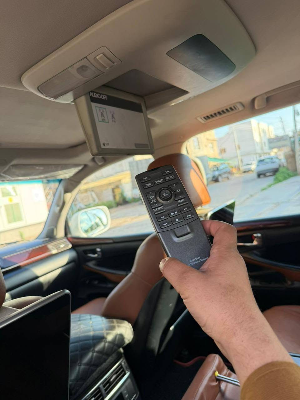 لكزز ١١ سوبر سبورت سليمانية ابيض ماشي ١٤٠ الف 
داخل مشمشي 
فول مواصفات
بدون نقص
صبغ طخة فقط داير جاملغ خلفي جهة السائق بدون حتدث 
الصور كدامك
السعر ٣٢٠
غير متواجد على النت
الاتصال ***********
