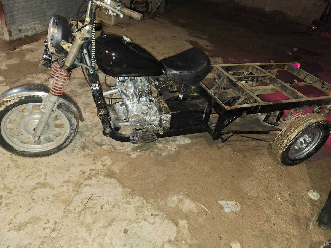 سلام عليكم ستوته لبيع محرك ٢٠٠ وكسل لطش كهربيات شغاله بدون بدي***********
