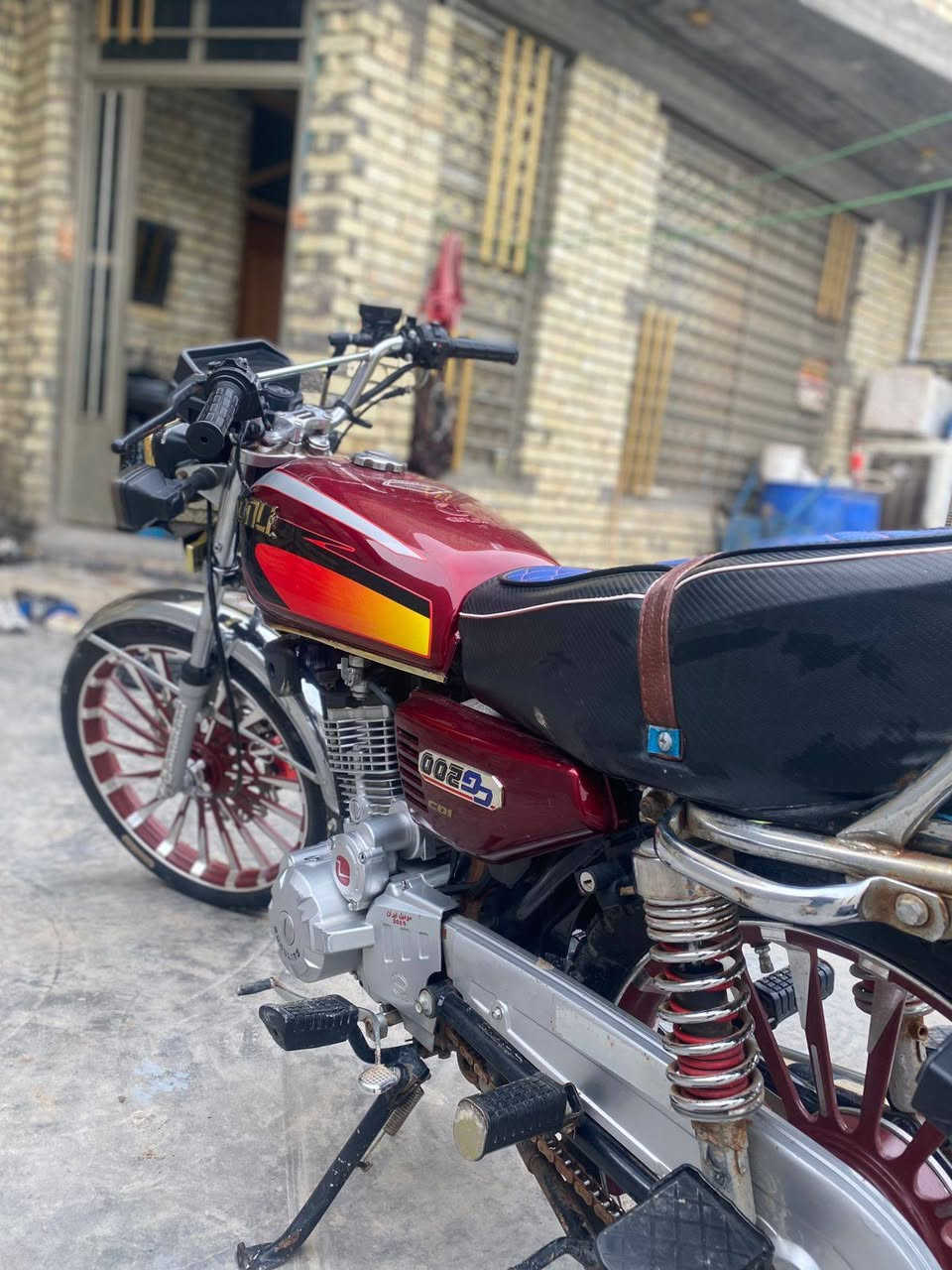 سلام عليكم دراجه ايراني سونك موديل 2025جديده ومحركها (200cc)ومحركها نضيف وخير من الله ومناقصها شي سعرها 700وبيها مجال اوراق موجوده مكاني بغداد تغاطع نهروان رقمي ***********
