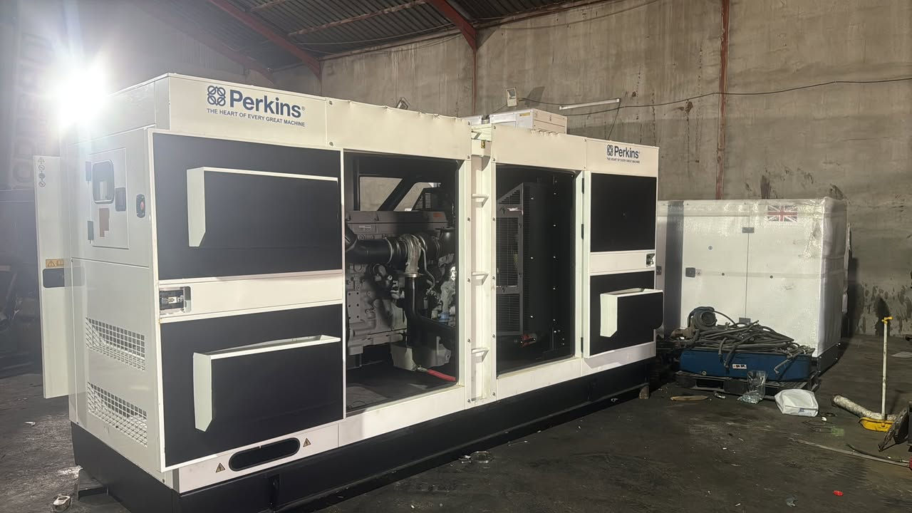 بيركنز ٢٢٠٠ جديد ٤٥٠ كيفي اخو الصفر كاتم بدون صوت ضمان بيها ٦ شهر على حمل والبخار وبشرط مامفتوح واخو الصفر *********** واتساب
