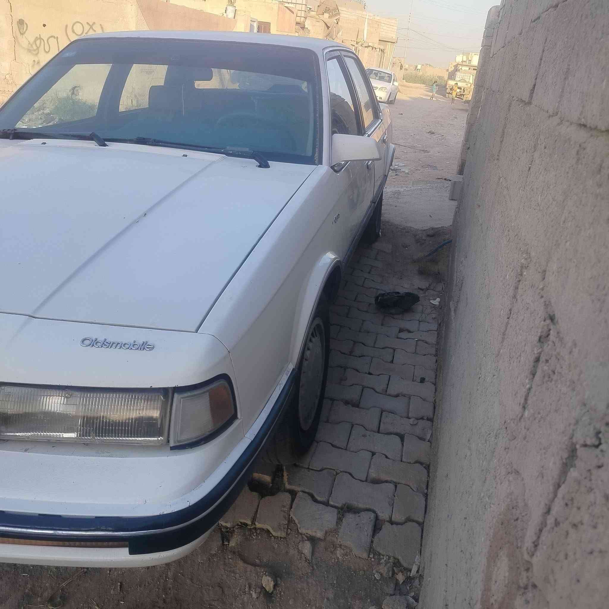 السلام عليكم سيارة اولدز للبيع رقم بغداد موديل 90 نضيفة كاملة من كلشي نقصها كمبريسر سيارة بلادية بيها بس تلث قطع صبغ اثر جراد للاستفسار الاتصال على الرقم ***********
