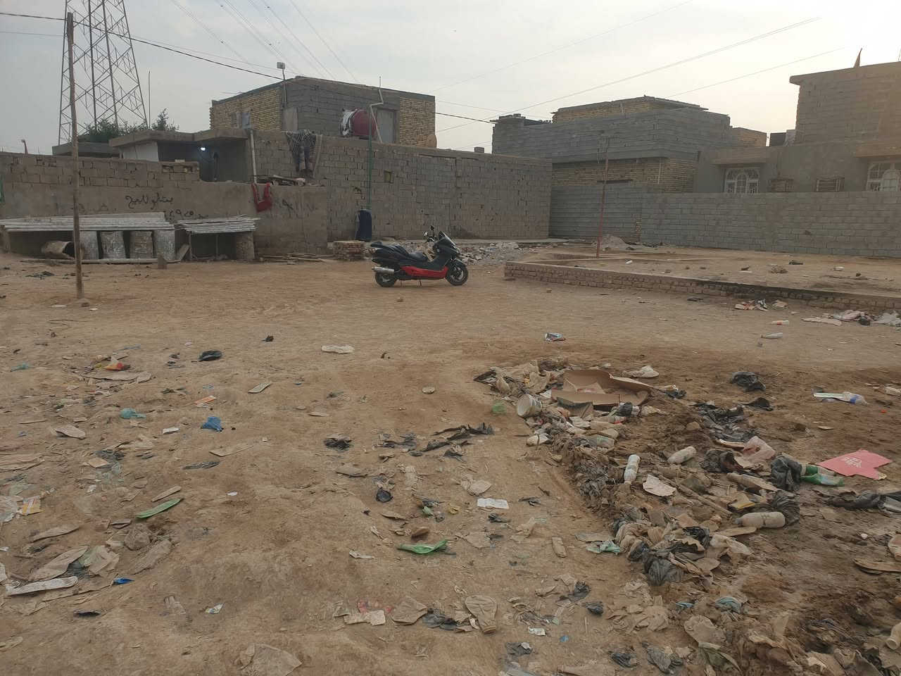 قطعه أرض للبيع بشارع النفط بداية الشارع صيدلية اور بيها بتلو ومدفونه قريبه على الشارع الرئيسي 
المساحه 150متر 
وصلتها خدمات المجاري الاتصال على هذا الرقم *********** واتساب
