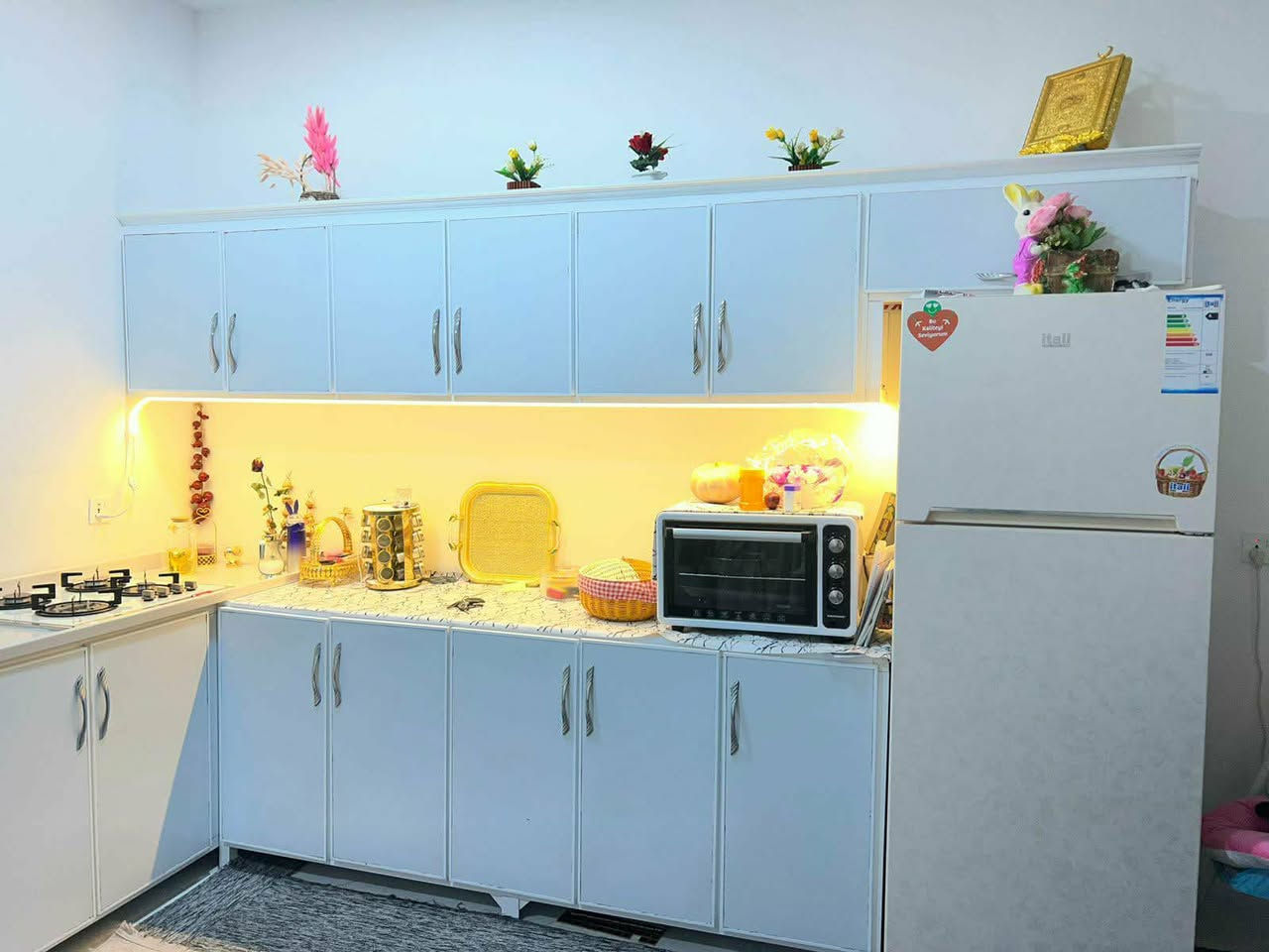 كاونتر الامنيوم  مستخدم كلش نضيف اخو الجديدقياس  6 متر   تفصال احطاطه من الطراز الاول مع الطباخ   بعقوبه تقاطع القدس للاستفسار ***********.
