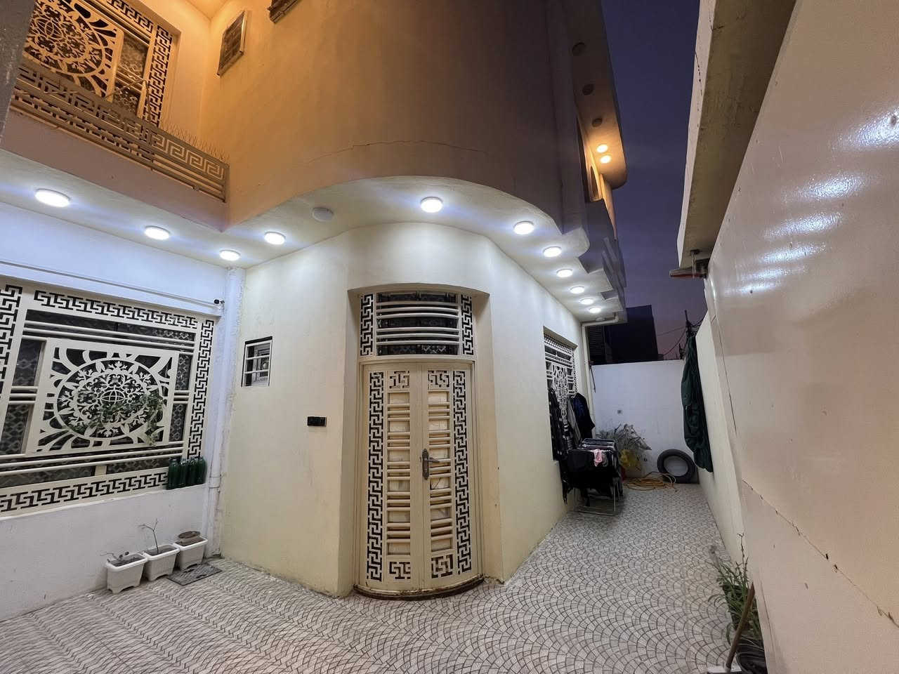 شركة المعمار للوساطة العقارية
للبيع بيت جديد في ملحق قرية الغدير، شارع 7
مساحة البيت: 200 متر مربع
المواصفات:

بناء طابوق، أساس وسقف صب  مركزي 6 غرف نوم مع 6 سويتات 
صالتين.
مطبخ.
صالة استقبال.
دورات مياه.
منور.
شارع 12 متر مع تبليط.
البيت مفروش بالكامل (بلاط، دهان، مواسير، كهرباء... الخ)
تسليم فوري.
موقع مميز.

السعر:مناسب جداً (يرجى الاتصال للاستفسار عن السعر)
للتواصل:*********** (واتساب)
ملاحظة:تتوفر لدينا مساحات مختلفة من البيوت، القطع، والأراضي بجميع الخدمات.  عنوان مكتبنا: ملحق قرية الغدير، شارع 7.
