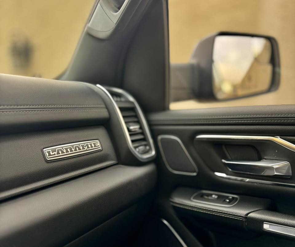 السلام عليكم ورحمة الله وبركاته
RAM 1500
(LARAMIE) 5.7 V8 
 موديل 2024  1/1 
رقم اربيل بأسمي ____ 
ماشية 27 mi
حادث خفيف / صبغ نص البنيد فقط 
‏بدون ايرباك بدون دواخل 

المواصفات : 
المقاعد تدفئة تبريد 
المقاعد خزن ميموري 
صندوق كهرباء 
سلكتير + برك كهرباء 
كامرة (360) :
* رادار تفاعلي مع مانع تصادم. 
* نقطة عمياء. 
* تحذير الخروج عن المسار 
* كشافات الضباب زنون. 
* المصابيح الأمامية والمصابيح الخلفية LED. 
* دخول ذكي (بصمة). 
* تشغيل عن بعد
* مقاعد من الجلد الفاخر 
*الستيرن تدفئه 
* شاشة كبيرة 
* حساسات امامية وخلفية.
* سقف بانوراما.
* مانع تصادم خلفي + أمامي
*محدد سرعة.
* مرايا كهربائية جانبية قابلة للطي كهربائيا.
* شاحن موبايل لاسلكي (واير ليس).
* الشباك الخلفي كهربائي. 
* هاند بريك كهربائي. 
* مساحات تخزين إضافية
وباقي المواصفات معروفة 

السعر430$  وبيه مجال

مكاني بغداد / الدورة 

للاستفسار/***********
