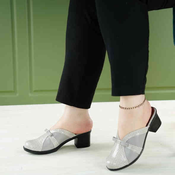 يسعد مسائكم بالخير زبائنا الكرام 
كل ماهو جديد ومميز تجدونه لدى احذيه وحقائب علاء 
شحاطات سابو مقبط جلد طبيعي ارتفاع 3 سم طبي خفيف 
موديلين بالمنشور وألوان تجنن قطعه ١٧ قطعتين ٣٠
للحجز مراسله البيج او واتساب ***********
العنوان ديالى المقداديه حي المعلمين مجمع العطافي داخل القيصريه مجاور عطاريات ابو شهد وصيدلية
