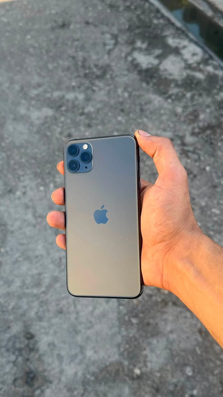 للبيع: iPhone 11 Pro Max
 الذاكرة: 256 جيجابايت.
 البطارية: 83%.
 الحالة: الجهاز نظيف وبدون ملحقات.
 السعر: 375 ألف دينار.
 العنوان: كركوك - روناكي.
للتواصل والاستفسار: ***********
