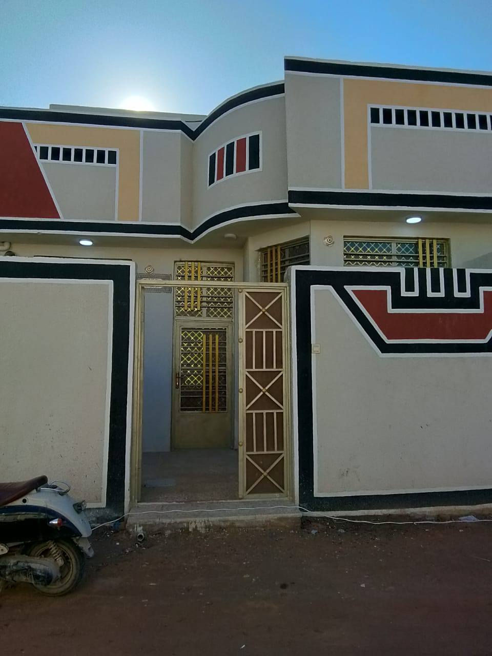 بيت للبيع طابق ونص بمساحة 100 متر واجه 8 و نزال 12 طابو صرف زراعي سند 25 اقرار محكمه يحتوي على غرفتين وصاله واستقبال ومطبخ وصحيات وكراج متوفر كافة الخدمات العنوان كربلاء الحسينية منطقة الجريه شارع الشامي السعر 85 وقابل للتفاوض للأستفسار *********** // ***********
