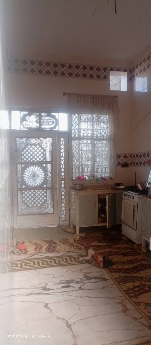 سلام عليكم
بيت بحي الشهداء محجوز اسكان 
مساحه 125متر 
مطلوب 42
تسديد ل شهر 210
السعر 50 
بي غرفة وصالة واستقبال ومطبخ وحمام داخلي وخارجي 
*********** اتفاصيل
