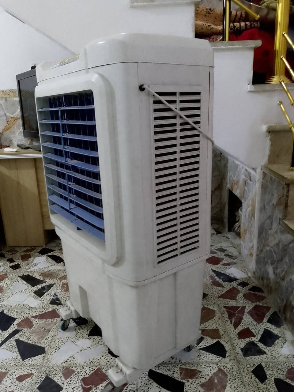السلام عليكم 
مبردة للبيع 
السعر: ٧٥ الف 
العنوان: بغداد/ العبيدي شارع المحافظ 
واتساب: ***********
