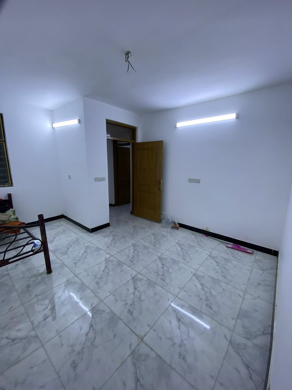 غرفه داخل عياده في خدمي المطار مجاوركليه المشرق  تصلح مكتب ايجاره ٣٠٠ للاسفسار***********
