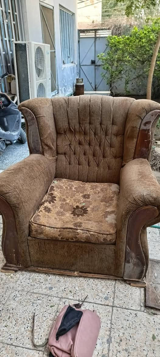 تخم ..جاو روسي 
كرويته مع ٣كراسي 
١٥٠الف
***********
