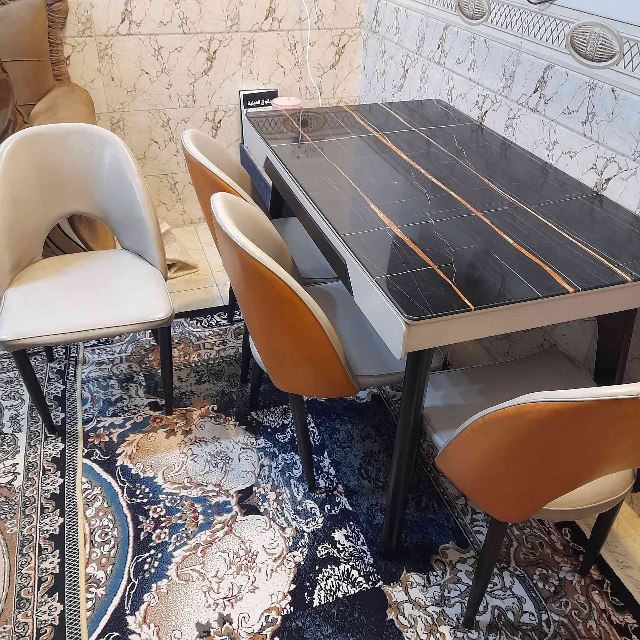 ميز طعام مرمر للبيع وياه ٤ كراسي نظيف سعر ١٥٠ الف بغداد الغزاليه ***********

