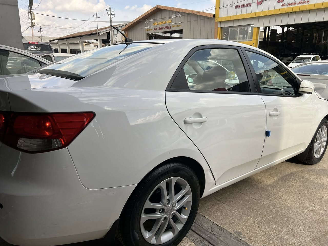 سلام علايكم
كيا سيراتو 
موديل ٢٠١٢
بيدون سبخ تلاث موكان بارد بس 
كير محرك كوله بي شرت 
سنوي جديد بس رقم قديم 
اربعا تايرات جديد 
مكان اربيل 
لي معلومات ازيد 
***********واتساب وا فايبر 
سعر ١٠٣$ بي مجال
