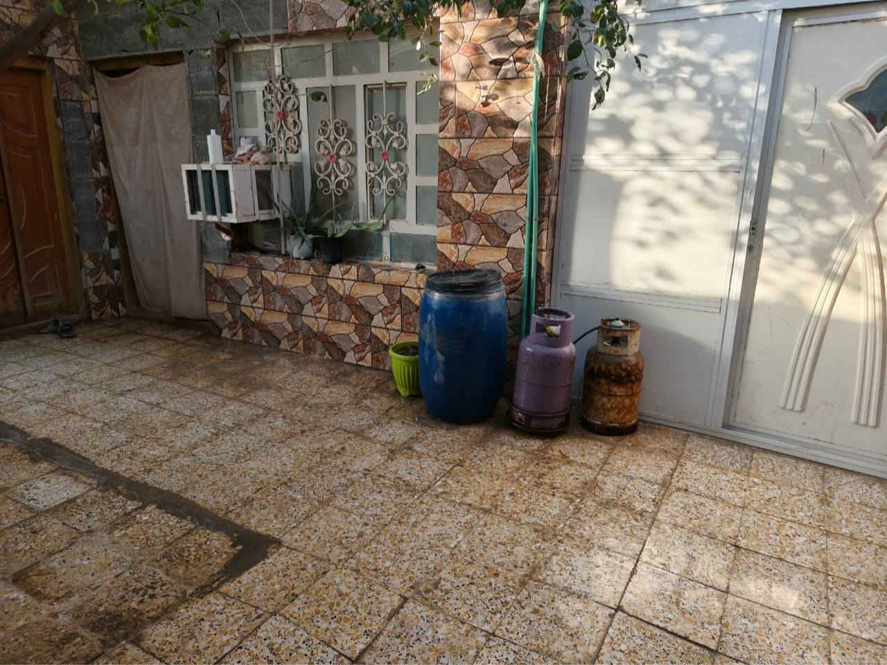 السلام عليكم بيت للبيع زراعي الموقع خنيطله شارع الگراج بيت زراعي شارع تبليط
المساحه 160
يحتوي على غرفتين و صاله و استقبال و مطبخ و حمام داخلي و خارجي و منور مع مخزن 
رقم التواصل ***********
الاتفاق على السعر بالخاص
