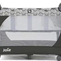 جربايه طفل متنقل من ماركة Joie يتميز بنقش هندسي باللونين الأبيض والأسو...