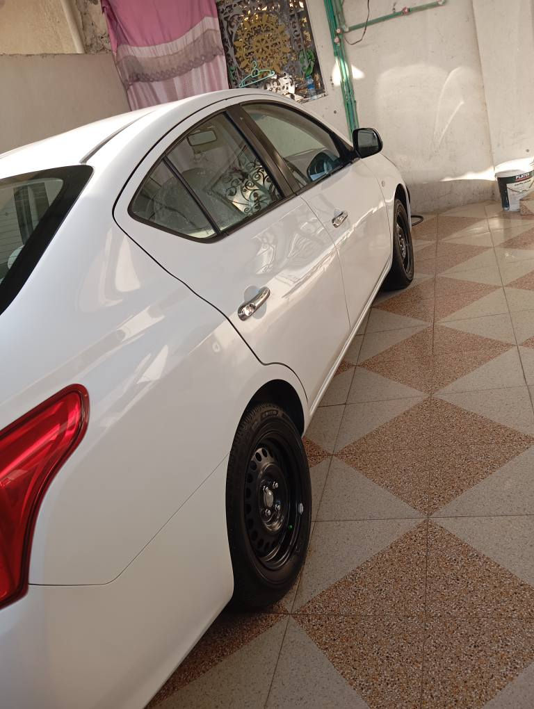 السلام عليكم تم وصول نيسان صني موديل 23 هندي بليته زركه ترقيم جديد سنويه لل31 سياره بلكارتون بيه باب صبق بدون دواخل بدون ضربه بالخليج السياره كسر كارتون كفاله من الضربه والمكينه والكير والحداده وتبريد ثلج السعر 120وبيه مجال للشراي مكان بصره *********** بيه شاشه وكامره البصرة, العراق
