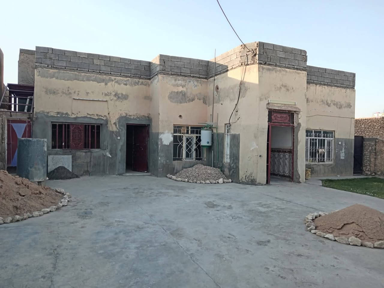 السلام عليكم
دار للبيع في بروانة حي الشرطة 
مساحة الدار 400  يتكون من 3 غرف وهول وديوان ومطبخ  وصحيات خارجية وداخلية ملاحظه البيت بناء حجر عكادة بس مضبوط الشغل جديد السطح شتايكر والمطبخ والدرج والاستراحة والديوان والكنيدور سيراميك والباقي جدا ممتاز السعر 45 مليون وبي مجال للشراي لاستفسار اتصل ***********
***********
