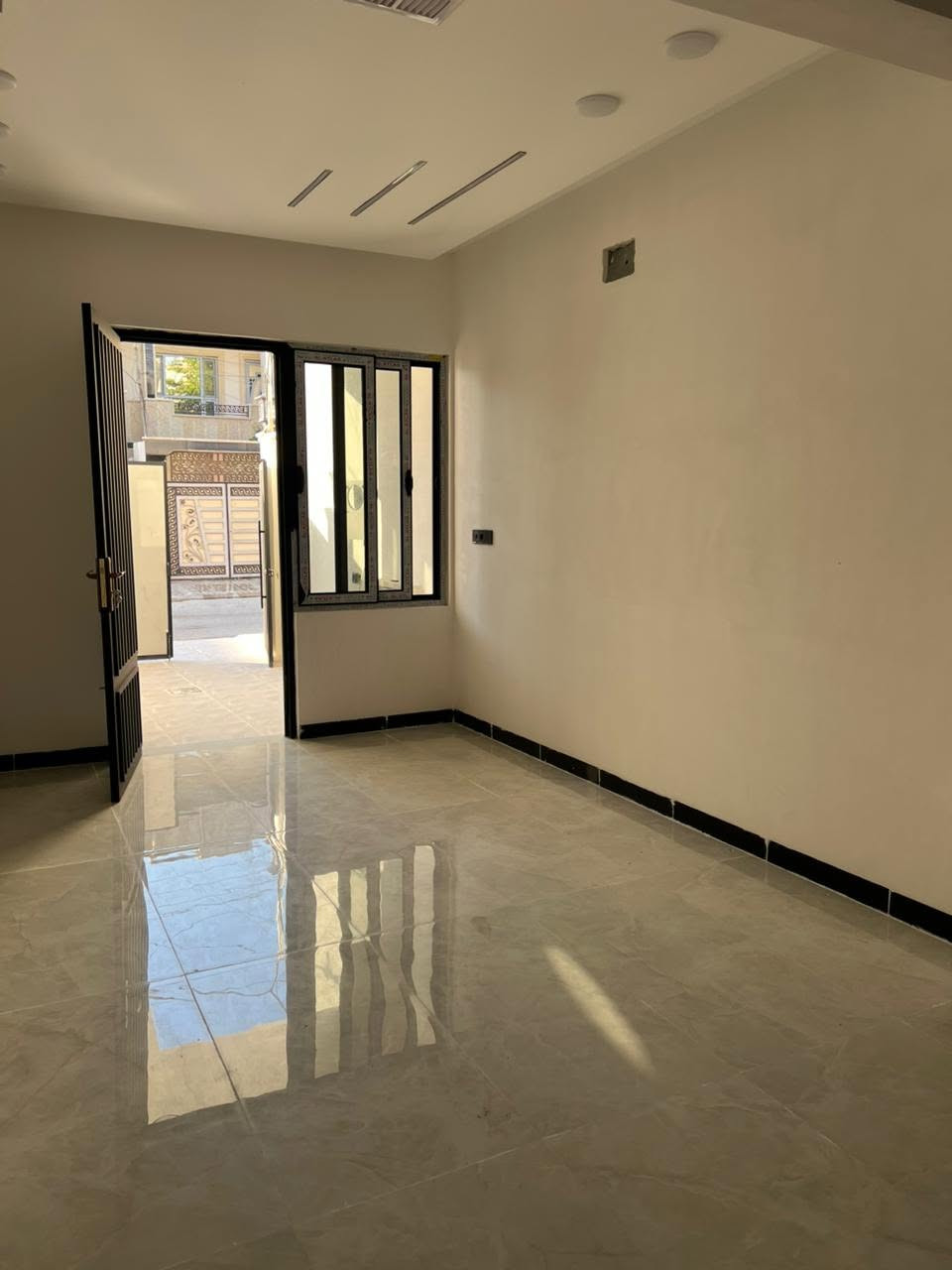 ( إعلانـــ  إعلانــــ )   

داران للبيـــع زيرو 

 العنوان/حي الاخاء بظهر كنيسة تايتنك 

المساحة :100م واجهه 5 

طابقين الارضي غرفةنوم وهول واستقبال ومطبخ وصحيات 

الطابق الثاني 3 غرف نوم وصحيات 

 لمعرفة الاسعار وباقي العروض على

     رابط التلكرام والواتساب

  [https://t.me/+qTZcegvM12c4NmNi](https://l.facebook.com/l.php?u=https%3A%2F%2Ft.me%2F%2BqTZcegvM12c4NmNi%3Ffbclid%3DIwZXh0bgNhZW0CMTAAYnJpZBEwVHBTN0M3QTRxcnF1WWl6VHNydGMGYXBwX2lkEDIyMjAzOTE3ODgyMDA4OTIAAR7-tg1Pb7CIc7xP4tI-bXby1qmsHoEju3BUvWCcG-Q6QUneLh84FnzZcVo4Jw_aem_LnBNCDTSYbRxPKjHHE1FcA&h=AUALch5NrO51QBVxfr96nJQPC_UD_fauV3pLQB-7NiQSWp2cF6w5wr4vc_luoQUwkgINgTcywuf3OD8U6xTAcDntioBCZF5_mEE71leQ6bTdsZf5_i-jp_3G-qPTo8XdskmW6fkgb9GQppRk&__tn__=-UK-R&c[0]=AUBfkL5trjcZZ8_idbyAXGgip2oSxIXQZPzzsptI-BhQZgq3zPxePjMc5A9BfQuvihwuAxZ6pnqHdIfzQ8YYfHjDl87FWEkgMFngxFBt_NVlQ6s94mxbQGp1tkjMgJCsJ4ash6aDznJR18BzWm1acRq_9fR2rM1eeyjFiAXwkQ) 

[https://chat.whatsapp.com/DMjChweRxHdK65JdzVDy1z?mode=gi_t](https://chat.whatsapp.com/DMjChweRxHdK65JdzVDy1z?mode=gi_t&fbclid=IwZXh0bgNhZW0CMTAAYnJpZBEwVHBTN0M3QTRxcnF1WWl6VHNydGMGYXBwX2lkEDIyMjAzOTE3ODgyMDA4OTIAAR7-tg1Pb7CIc7xP4tI-bXby1qmsHoEju3BUvWCcG-Q6QUneLh84FnzZcVo4Jw_aem_LnBNCDTSYbRxPKjHHE1FcA)

 للاستفسار مــراجعــــة [#مكتــــب_البـحريـــن](https://www.facebook.com/hashtag/%D9%85%D9%83%D8%AA%D9%80%D9%80%D9%80%D9%80%D8%A8_%D8%A7%D9%84%D8%A8%D9%80%D8%AD%D8%B1%D9%8A%D9%80%D9%80%D9%80%D9%86?__cft__[0]=AZaymUYEFx62Soybs5zLRJ5o0OLAlFw4xKcHaf_sjAxWaUTJGgYaucOguN51k1tZwl0QM6Cd3Fe1ZgpFoHNcsDbK_1IJ9CcunktB354rtrHoGmGoAxVI1oKaLejZwDG1MOfiTvn86UdcqC_Hh-6f-OAT&__tn__=*NK-R)

حــــي الحدبــــاء قــــرب مرطبــــات البحريــــن

او الاتصــــال علــــى الرقــــم :

 *********** 

 *********** عرض أقل عرض أقل
