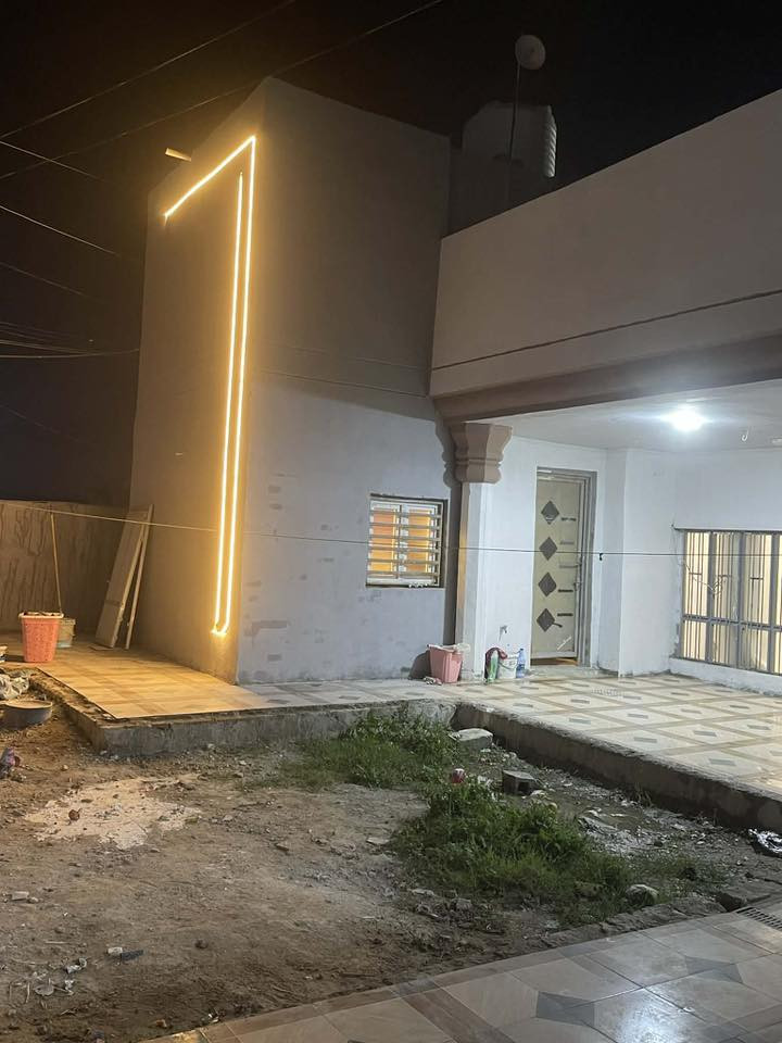 السلام عليكم بيت طابو زراعي سند 25 مساحه 300 واقع حال 350 واجهه 15 ونزال 20 البيت بناء حديث جاهز ع آخر حبه موقع ايحتوي ع غرف نوم عدد2 مع السويتات هول واستقبال ومطبخ حار وبارد مع صحيات خارجيه ايضا بيتونه الموقع ورديه شارع المشجر قرب ملعب بغداد البيت موقعه مميز ركن يبعد عن التبليط 20 متر الدار باسمي شخصيا السعر 105 وبيه مجال للشراي ***********
