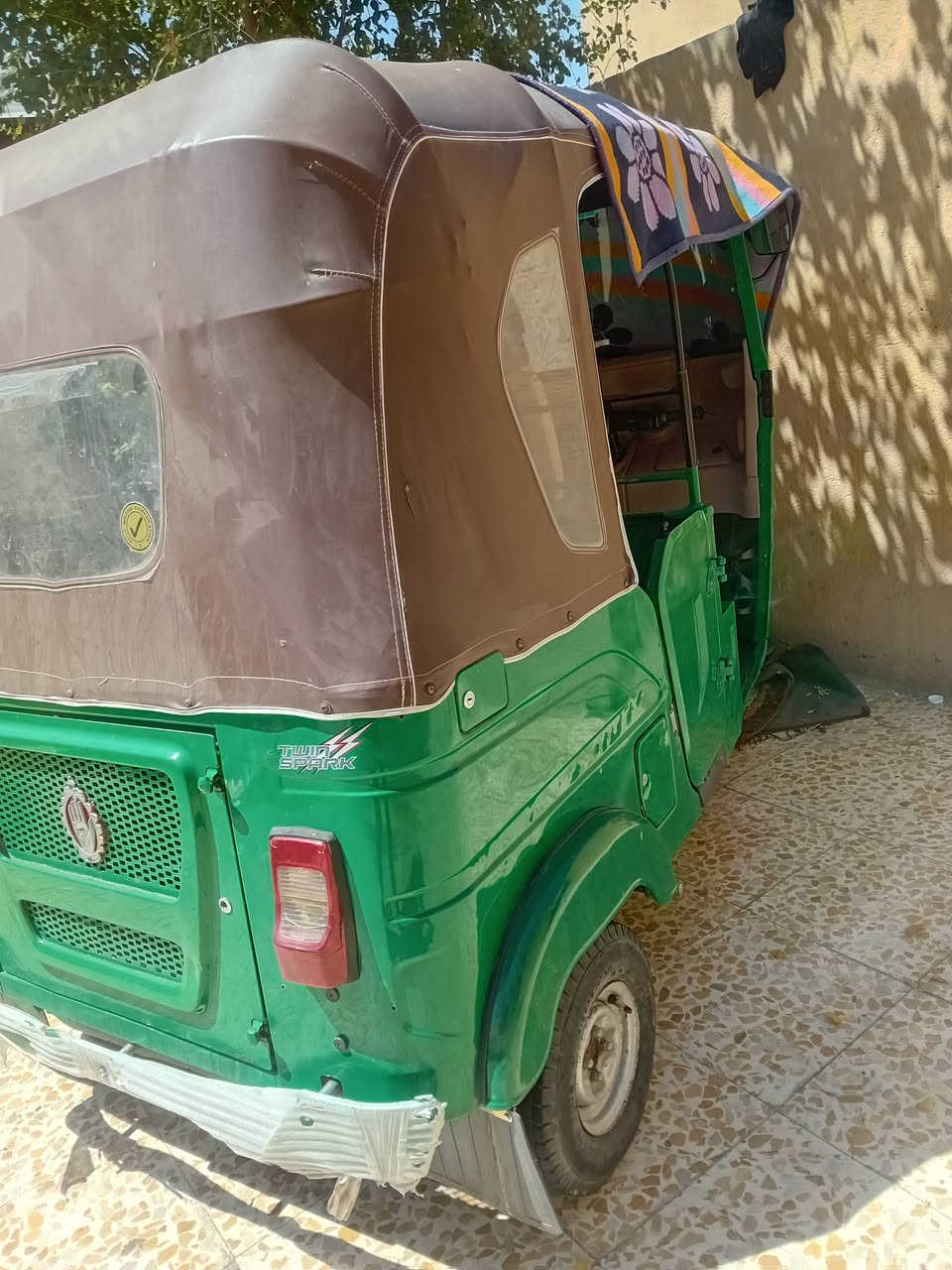 السلام عليكم تكتك للبيع مقفوله من الصبغ رقم سنويه مظله 22  ***********
