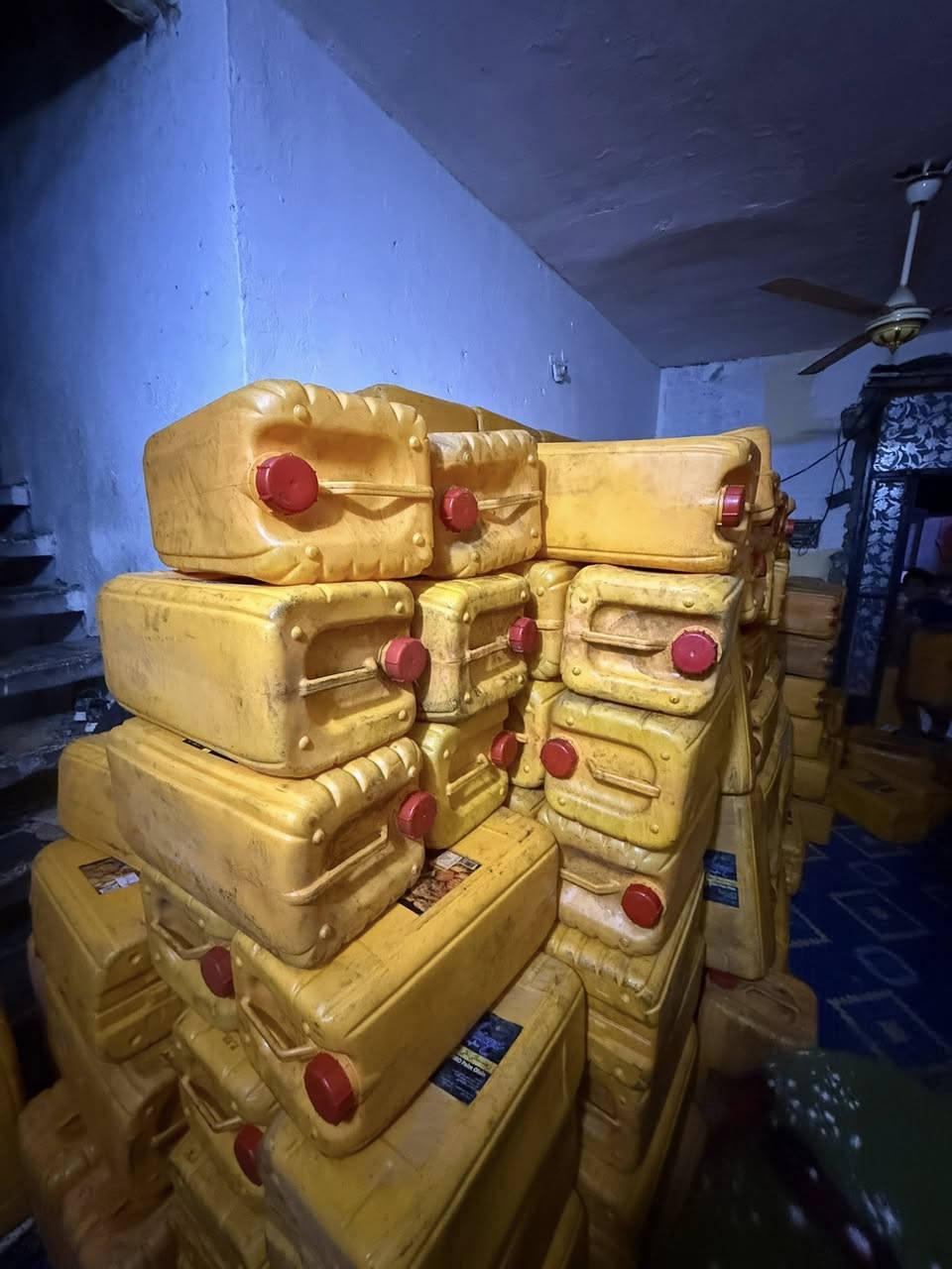 سلام عليكم شباب جليكانات ابو ل30لتر يرهم ماي ونفط مال زيت نباتي مال اكل سعر 4جليكانات5الف جيكانات قويه مو خفيف هاتف بي واتساب ***********
