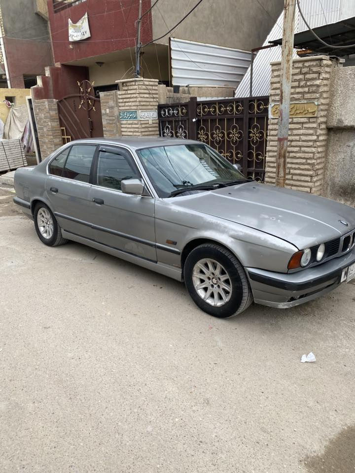 السلام عليكم… BMW للبيع …525 موديل 88 كير محرك صدر نظيف تخم تاير داخل جلد نضيف جداً كشنات امامي تحكم كهرباء 
سياره بيها ضربه بالجاملغ الخلفي اليسره 
تبريد شغال، سيارة بأسمي تحويل ثاني يوم سنويه لحد ال 27 ,,السياره موضحه بالصوره 
وتگدر تجي تشوفها وبيك خير ودلل 
مكاني بغداد الدوره، السعر 44 ورقه وبيها مجال بسيط
رقم الهاتف *********** رقمي الأسيا بي واتساب
***********
